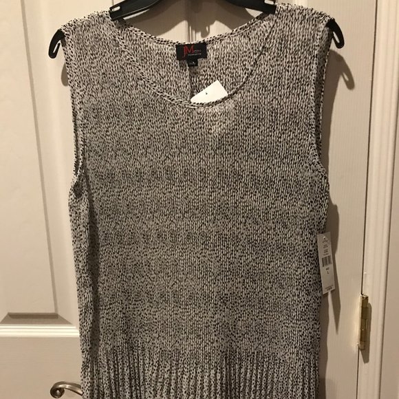 NWT- Nice polka dot pull over sleeveless top.  Pleated camisole blouse. - Picture 3 of 10
